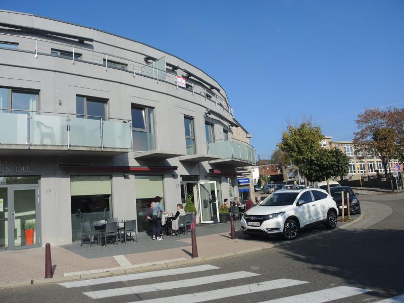 Hochwertig ausgestattetes Appartement auf der dritten Etage einer neuen Residenz im Herzen von Kelmis. Durch den aufwendig gestalteten Flur gelangt man mit dem Aufzug in das Appartment, das sofort durch seine eigenwillige und moderne Architektur besticht. Die Diele führt Sie direkt in das lichtdurchflutete Wohn- und Esszimmer mit offener möblierter Küche. Im gemütlichen Living geniest man einen einmaligen Blick auf das Zentrum von Kelmis und man hat gleichzeitig einen direkten Zugang zur herrlichen Aussenterrasse. Die moderne Küche ist mit allen Geräten des täglichen Bedarfs ausgestattet. Ein weiteres Highlight ist das moderne Bad mit ebenerdiger Dusche, WC, Waschtisch und Waschmachinenanschluss. Ein raffiniert eingebauter Einbauschrank cachiert die individuelle Gaszentralheizung sowie die Wärmelufttauschanlage. Vis-à-vis befindet sich das Schlafzimmer, das mit einem schönen Fussboden ausgestattet ist. Alle anderen Räume haben Fliesenböden. Wohnfläche ca. 58 m², Fussbodenheizung, Videophonie, Satellitenantenne, separater Keller,  getrennte Zähler für Strom, Wasser und Gas, NK pro Monat: ca. 80 €.