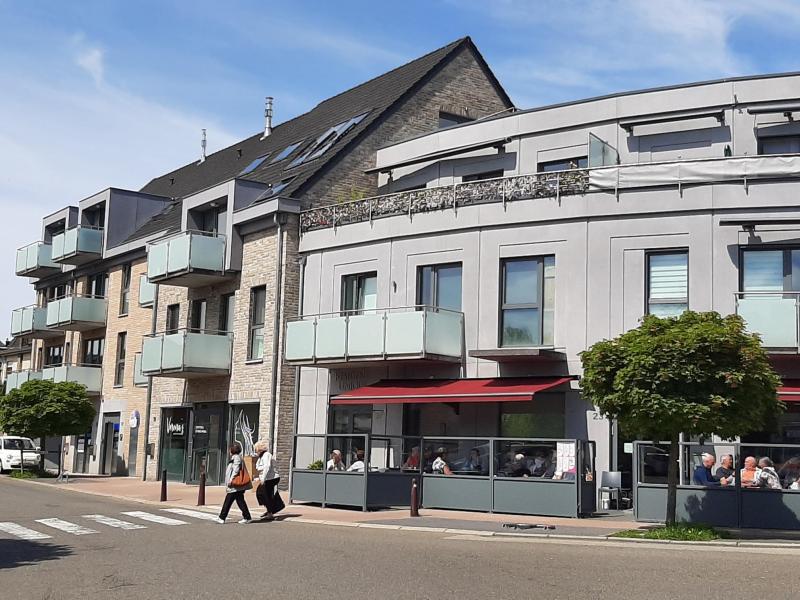 Hochwertig ausgestattetes Appartement auf der dritten Etage einer neuen Residenz im Herzen von Kelmis. Durch den aufwendig gestalteten Flur gelangt man mit dem Aufzug in das Appartment, das sofort durch seine eigenwillige und moderne Architektur besticht. Die Diele führt Sie direkt in das lichtdurchflutete Wohn- und Esszimmer mit offener möblierter Küche. Im gemütlichen Living geniest man einen einmaligen Blick auf das Zentrum von Kelmis und man hat gleichzeitig einen direkten Zugang zur herrlichen Aussenterrasse. Die moderne Küche ist mit allen Geräten des täglichen Bedarfs ausgestattet. Ein weiteres Highlight ist das moderne Bad mit ebenerdiger Dusche, WC, Waschtisch und Waschmachinenanschluss. Ein raffiniert eingebauter Einbauschrank cachiert die individuelle Gaszentralheizung sowie die Wärmelufttauschanlage. Vis-à-vis befindet sich das Schlafzimmer, das mit einem schönen Fussboden ausgestattet ist. Alle anderen Räume haben Fliesenböden. Wohnfläche ca. 58 m², Fussbodenheizung, Videophonie, Satellitenantenne, separater Keller,  getrennte Zähler für Strom, Wasser und Gas, NK pro Monat: ca. 80 €.
