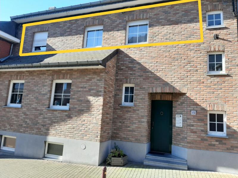 Sehr luxuriöses Appartement auf der ersten Etage liegt  im Herzen von Kelmis. Dieses Kleinod mit cirka 95 m² Wohnfläche ist mit viel Liebe zum Detail und erstklassigen Materialien ausgestattet.
Vom Parkettboden über Bodenheizung bis hin zum Whirlpool im Bad ist alles vorhanden, was das verwöhnte Herz begehrt.
Premiumgeräte von Miele und Bosch in der offenen Küche, Fussbodenheizung in Küche und Bad.
Living und Schlafzimmer mit Eichenparkett, modernes Bad mit Dusche, Whirlpool, Doppelwaschtisch und WC.
Separater Strom- und Gaszähler, Brennwertkessel, Solarpanele mit Warmwasserboiler von 300 Liter.
Rollläden, separater Keller, grosse Terrasse in Südlage.   