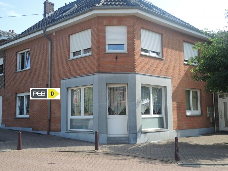 Die Wohnung befindet sich im Erdgeschoss. Vom Eingangsflur gelangt man zum einen in das Wohnzimmer mit Laminatfussboden und zum anderen in die geräumige Küche mit einer komplett eingerichteten Einbauküche. Ein modernes Bad mit Wanne und Duschglasscheibe, Handwaschbecken, WC sowie ein geräumiges Schlafzimmer, ein kleines Büro und ein Keller runden das Angebot ab. 
Es sei noch anzumerken, das die Wohnung über Rolläden und eine neue individuelle Gasheizung mit Zentralthermostat verfügt. Getrennte Zähler für Strom, Wasser und Gas.
Der Energieausweis weist einen Primärenergieverbrauch von 269 KWh/m².Jahr aus 
( Kategorie D ).