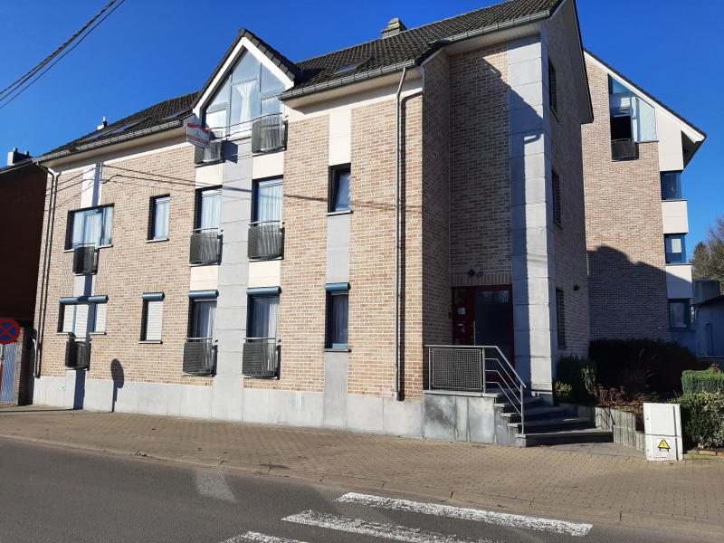 Schöne Wohnung im zweiten Stock einer Residenz mit drei Einheiten. Diese Wohnung ist sehr hell und wie folgt aufgeteilt: eine Eingangshalle mit einem separaten WC und einem Abstellraum mit einem Anschluss für eine Waschmaschine. Von der Diele aus gelangt man in das große Wohnzimmer mit einer offenen Einbauküche. Das Wohnzimmer ist lichtdurchflutet, da es sowohl an der Vorder- als auch an der Rückseite ein großes Fenster gibt, an der Rückfassade sogar mit Balkon. Die Küche ist voll ausgestattet und grenzt, wie bereits erwähnt, an das Wohnzimmer. Durch das Wohnzimmer gelangt man in den Schlafbereich mit zwei Schlafzimmern und dem Badezimmer.
Alle Böden sind gefliest, außer in den Schlafzimmern, die mit Laminat ausgestattet sind. Das große Schlafzimmer kann leicht in zwei Teile geteilt werden, um so ein drittes Schlafzimmer zu erhalten.
Die Wohnung verfügt außerdem über einen eigenen Keller und zwei Außenstellplätze für Autos.
Parlophonie, Kabel- oder Satellitenfernsehen, Elektroheizung der neuen Generation. Das Treppenhaus ist mit Marmorsteinen ausgelegt, was der Residenz einen gewissen Charme verleiht.
Das Appartement ist zentrumsnah gelegen, was es ermöglicht, alle Dienstleistungen fussläufig zu erreichen.