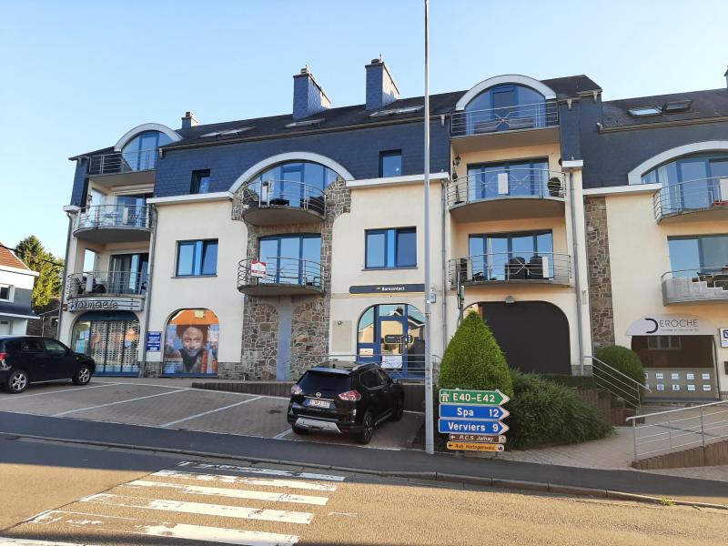 Bel appartement au premier étage dans une résidence avec une pharmacie et des commerces au rez de chaussée.
Cet appartement se compose comme suit, un hall d'entrée, une cuisine semi-équipée et un living avec balcon, une chambre à coucher, une salle de bain avec baignoire et lavabo, un WC, une buanderie, une cave individuelle.
Place de parking extérieur privatif, chauffage électrique, ascenseur.
Frais mensuels pour l'ascenseur et les communs: 45 € / M
Appartement très soigné.