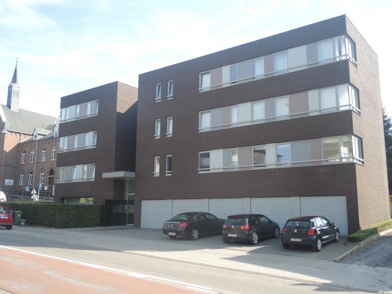 Ein geräumiges modernes Appartement auf der 3. Etage mit 2 Schlafzimmern, einer super modernen Küche, ein geräumiger Wohnbereich mit einem kleinen Bürobereich sowie ein top Badezimmer, Hauswirtschaftsraum und eine individuelle Garage mit Sektionaltor erwartet Sie in einer äußerst energieeffizienten Wohnresidenz mit Aufzug.
In den Nebenkosten von ca. € 150 sind die Heizkosten, das Warmwasser sowie die Putz und Unterhaltskosten enthalten.
  