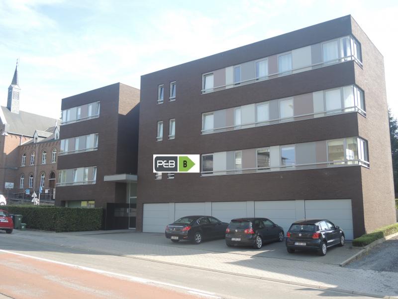 Appartement auf der ersten Etage in einer neuwertigen Residenz,sehr geräumig, lichtdurchflutet mit 2 Schlafzimmer,moderne Einbauküche,Wohnzimmer mit schöner Sicht,Büroecke, modernes Badezimmer, WC, Abstellraum und eigene Garage. Hohe Energieeffizienz.Aufzug.Individuelle Anschlüsse. Sehenswert. Nebenkosten inklusive Heizung und Warmwasser: +/- 130 Euros/Monat. 