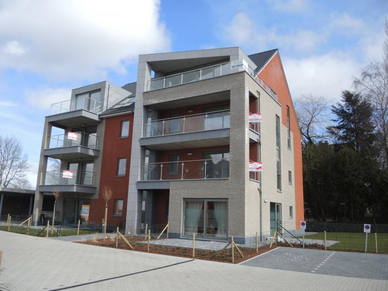 Appartement 189/2:
Bel appartement au rez-de-chaussée d'une nouvelle résidence avec tous les attributs luxueux repondant aux standards actuels.
Hall avec WC et débarras, living avec cuisine équipée ouverte, deux chambres à coucher, salle de bain avec douche italienne et 2 lavabos. Surface habitable d'environ 92,42 m².
Chaque appartement dispose d'un carport et d'une cave. Les sols sont carrelés, la salle de bain est carrelée jusqu'au plafond. 
Fenêtres en aluminium, chauffage central au gaz, compteurs individuels pour eau, électricité et gaz, ascenseur.
Frais: 120 € / M
