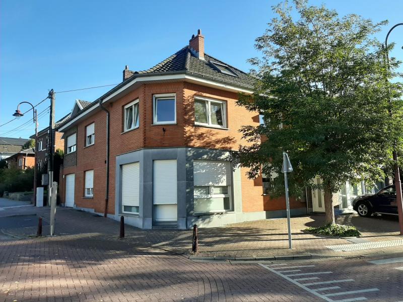 Im Zentrum von Hergenrath befindet sich im 1.Obergeschoss eines Wohn- und Geschäftshauses diese kleine, kompakte und energieeffiziente Wohnung.
Vom Eingangsflur mit Treppenhaus gelangt man direkt zur lichtdurchfluteten Wohnung mit einem Wohnzimmer und offener, integrierten  Einbauküche.
Direkt anliegend, verbunden über eine Zwischentür, befindet sich das Schlafzimmer mit separatem Badezimmer (Dusche, Handwaschbecken, WC, Anschluss Waschmaschine).
Alle Zimmer verfügen über Doppelverglasung und Rolladen. 
Alle Anschlüsse wie Strom, Wasser und Gas sind separat und direkt mit dem Versorger zu regeln.
Der Energiepass weist einen Wert von 178 KWh/m².Jahr aus und befindet sich in der Energieklasse C.
Die Wohnung eignet sich für eine Einzelperson.
Die Gemeinschaftskosten betragen ca. € 30 / Monat.