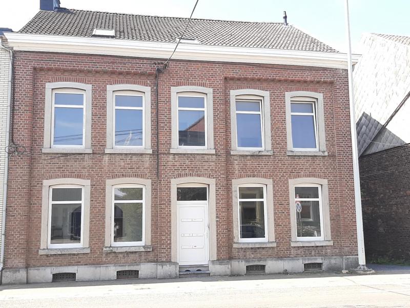 Schönes Appartement auf der zweiten Etage rechts, das sich noch in der Renovierungsphase befindet und eine WohnfLäche von +/- 47 m² bietet.
Vom gemeinschaflichen Flur, der einen direkten Zugang zum gemeinschaftlichen Garten mit Südwest-Orientierung und gemeinschaftlichem Fahrradkeller hat, gelangen Sie über die Treppe auf die zweite Etage in das Wohnzimmer mit Vinylboden, weiter geht es zur Einbauküche und zum Garten gelegenen Schlafzimmer. Schliesslich zum Bad mit Dusche, WC, Waschtisch.
Es besteht die Möglichkeit, eine geschlossene Garage gegen Aufpreis zu mieten.
Alle Zähler (Strom, Wasser) sind separat.
Nebenkosten:+/- 25 € / M (Wasser, Strom für die Gemeinschaft, ...)
Das Appartement steht zur Verfügung.
