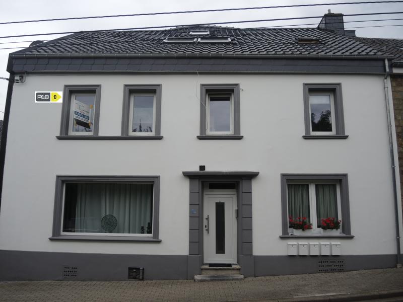 Un appartement moderne dans une résidence rénovée avec 2 chambres à coucher et un bureau ou dressing vous offre beaucoup de confort de vie. En plus de l' ambiance intérieure lumineuse , la propriété impressionne surtout par les matériaux de construction solide et de qualité. Du hall d' entrée on accède au salon â€“ living et juste à coté se trouve la nouvelle cuisine complètement équipée. 
Le PEB (20150813015938)relève une consommation spécifique d'énergie primaire de 270 KWh/m².an et se trouve dans la classe D. La consommation théorique totale d'énergie primaire de ce logement est de 26 877 KWh/an.