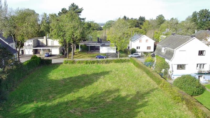 Wunderbar gelegenes Baugrundstück in Eupen mit einer Flächengrösse von cirka 865 m².
Strassenfront von cirka 14 m.