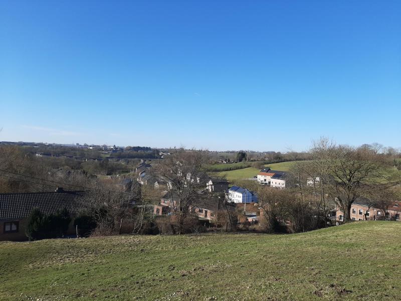 Großes Baugrundstück mit 2 Parzellen in einem Wohnbegiet  mit ländlichem Charakter mit der Katasternummer 714 B in Thimister - Clermont.
Der Panoramablick ist herrlich, das Grundstück ist infrastrukturell sehr gut gelegen (Verbindung nach Thimister, Les Plénesses), Bushaltestelle neben dem Grundstück. 
Dieses Grundstück kann komplett, d.h. die 2 Parzellen (5337 m²) zusammen, natürlich zu einem anderen Preis, erworben werden.