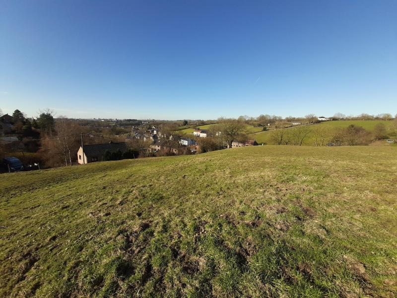 Baugrundstück in einem Wohnbegiet  mit ländlichem Charakter mit der Katasternummer 714 B teilw. in Thimister - Clermont.
Der Panoramablick ist herrlich, das Grundstück ist infrastrukturell sehr gut gelegen (Verbindung nach Thimister, Les Plénesses), Bushaltestelle neben dem Grundstück. 
