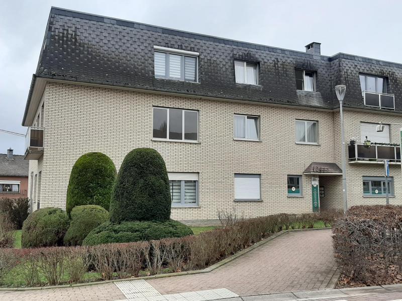 Dieses Appartement befindet sich auf der ersten Etage einer kleinen Residenz mit 6 Einheiten mitten im Zentrum von Welkenraedt.
Die Raumaufteilung ist die folgende, von der Eingangsdiele zum Living mit Balkon und der separaten Küche.
Des Weiteren bietet dieses Appartement zwei Schlafzimmer und ein Bad mit Wanne, Waschtisch und WC.
Alle Böden sind belegt entweder mit Fliesen oder mit Laminat.
Gaszentralheizung, geschlossene Garage, separater Keller.