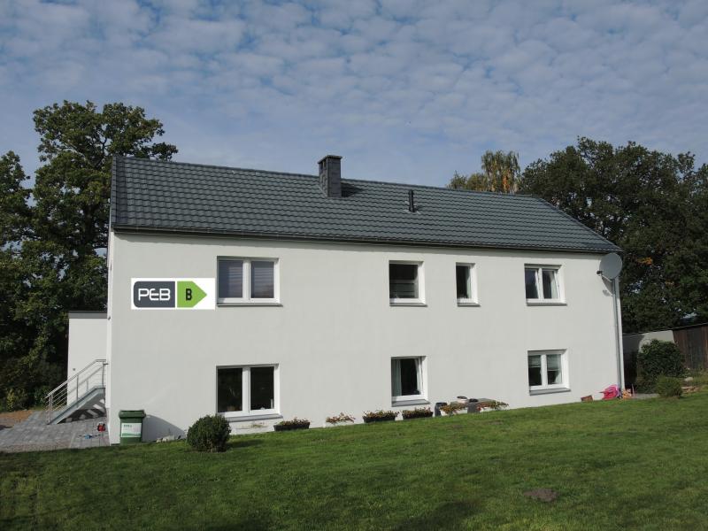 L'appartement à l'état se trouve au premier étage et dispose d'une surface habitable de +/- 95 m². Du grand hall d'entrée lumineux on accède directement au living avec espace cuisine. Une grande chambre à coucher, un bureau, une salle de bain moderne avec lavabo, douche, WC, une buanderie,une cave et un petit jardin complètent cet offre.
L'appartement dispose d'une chaudière à gaz individuelle et performante. Le passeport énergétique du batiment relève 130 KWh/m².an (catégorie B).