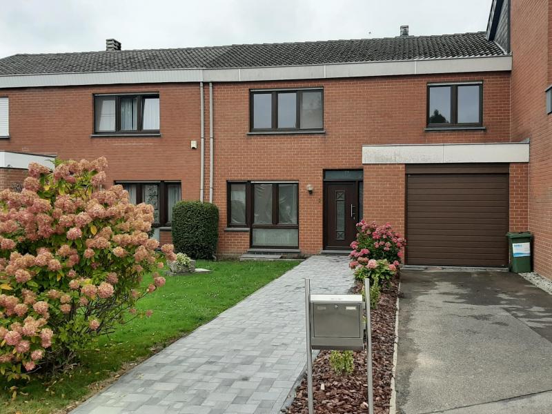 Belle maison située dans un cul de sac très calme. Vous bénéficiez d'un beau jardin. Emplacement pour voiture devant la maison, également garage dans la maison. Au rez-de-chaussée se trouve le hall d'entrée, le WC séparé, la cuisine équipée et le grand living avec accès au jardin. À l'étage se situe le hall de nuit, la salle de bain avec une baignoire, 2 chambres, un bureau et un local de stockage. Vous profitez également d'une grande cave au sous-sol. Toute la maison est équipée de volets. 