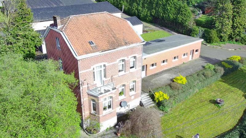 Dieses klassische Landhaus war ursprünglich das Wohnhaus eines Bauernhofs, der jedoch heute als solcher nicht mehr existiert, da die Stallungen auf der anderen Strassenseite verkauft wurden.
An diesem Haus wurde später ein kleines Schlachtatelier für Geflügel angebaut.
Die Aufteilung der Wohnfläche ist die folgende, im Erdgeschoss befindet sich die Eingangsdiele, die grosse Einbauküche mit Essbereich, ein Wohnzimmer mit schönem Specksteinofen, ein Kaminzimmer sowie eine Waschküche.
Im ersten Obergeschoss gibt es zwei Schlafzimmer, wovon eines einen kleinen Balkon hat, das Highlight ist das moderne Bad mit luxuriöser Duschkabine, Doppelwaschtisch, separatem WC und Urinal. Ausserdem hat das Bad eine Bodenheizung und einen grossen Handtuchtrockner als Zusatzheizung.
Im zweiten Obergeschoss befinden sich drei weitere Zimmer, wovon momentan zwei als Speicher genutzt werden, die aber zu weiteren Zimmern umgebaut werden könnten.
Diese Immobilie bietet viele Möglichkeiten, da das vorerwähnte angrenzende Schlachtatelier ohne viel Aufwand als Wohnraum umgebaut werden könnte, sodass man die Wohnfläche auf einer Ebene beschränken könnte.
Eine weitere Möglichkeit wäre die Einrichtung einer Einliegerwohnung, dies alles natürlich erst nach vorheriger Genehmigung.
Eine Terrasse mit gemauerter BBQ-Ecke und elektischer Markise, ein geschlossener Schuppen hinter dem Haus, der jetzt als überdimensionales Gartenhaus genutzt wird, und mehrere Aussenstellplätze runden das Angebot ab.
Viessmann Ölheizung, Doppelverglasung  
Das gesamte Anwesen erstreckt sich auf cirka einem Hektar Fläche und umfasst Wiesengelände und Hallen bzw. Schuppen, die jedoch hier nicht im Preis inbegriffen sind. Sollte ein Interessent das gesamte Anwesen zu kaufen wünschen, müsste natürlich ein anderer Preis ausgehandelt werden.