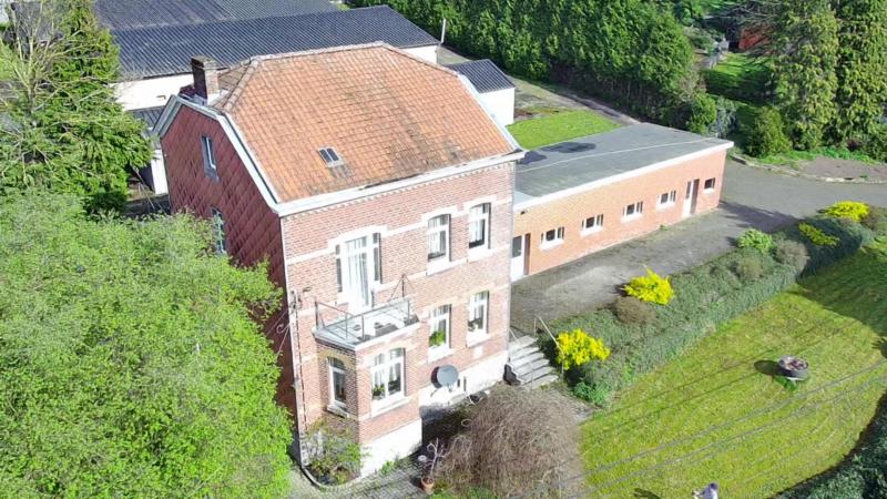 Cette maison de campagne classique était à l'origine la maison d'habitation d'une ferme, qui n'existe toutefois plus en tant que telle aujourd'hui, car les écuries situées de l'autre côté de la rue ont été vendues.
Un petit atelier d'abattage de volailles a ensuite été ajouté à cette maison.
La répartition de la surface habitable est la suivante, au rez-de-chaussée se trouvent le hall d'entrée, la grande cuisine équipée avec coin repas, un salon avec un beau poêle en pierre ollaire, un salon avec cheminée ouverte ainsi qu'une buanderie.
Au premier étage, il y a deux chambres à coucher, dont une avec un petit balcon, le 