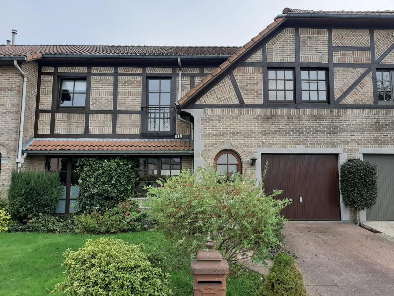 Maison mitoyenne à deux façades avec un look individuel, qui la distingue des autres biens avoisinants.
La surface habitable se répartit comme suit, au rez-de-chaussée l'entrée avec WC-guest, cuisine (non-équipée), living avec accès à la terrasse avec une marquise et un grand jardin orienté sud et abri de jardin. De l'entrée on a également accès au garage avec sa porte électrique et une buanderie.
Un escalier en marbre mêne au premier étage avec trois chambres à coucher, une salle de bain avec WC, lavabo et baignoire avec rideau de douche et un bureau. Grenier accessible via une trappe.