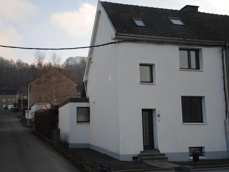 Cette maison unifamiliale avec 3 chambres à coucher fera battre votre coeur plus vite . En plus de l' ambiance intérieure lumineuse , la maison du coin impressionne surtout par les matériaux de construction de qualité à l' intérieur et extérieur . Du hall d' entrée avec toilette pour invités on accède au salon et living avec une cuisine équipée moderne qui s'intègre parfaitement à la partie salle à manger. Une terrasse ensoleillée est directement accessible du living. Deux  chambres, un hall de nuit et une salle de bain  complètent l'offre au premier étage. Une troisième chambre mansardée se trouve au 2ième étage. Au sous sol vous attends une deuxième salle de bain moderne, la buanderie et une salle technique. Un grand garage pour voitures et un magnifique jardin pour la détente ne sont que quelques atouts de cette magnifique maison aménagé dans un encadrement résidentiel.Ce sont l'efficacité énergétique particulièrement élevée, l'isolation murale, les panneaux solaires pour eau-chaude et l'isolation acoustique dans le bâtiment qui augmentent le confort de vie et l'économie en énergie.