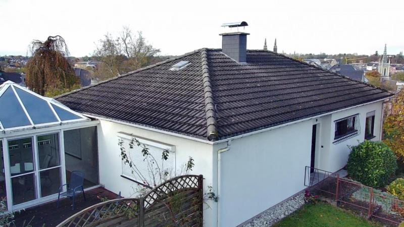 Le bungalow, orienté sud-ouest, est situé au centre mais dans un quartier calme et privilégié. De plus, la propriété se trouve dans une petite rue en pente, d'où l'on a une belle vue sur Eupen, l'église de la Paix et l'église Saint-Nicolas.
Le rez-de-chaussée est divisé comme suit : entrée avec WC visiteurs, cuisine équipée entièrement meublée avec balcon et de là accès au jardin, salle de bain avec fenêtre, lavabo avec meuble, douche et WC. En outre, deux chambres à coucher et, en apogée, un beau salon / salle à manger carrelé avec un poêle en pierre ollaire et un accès direct à un magnifique jardin d'hiver inondé de lumière. Ce jardin d'hiver est équipé d'un chauffage au sol et d'un radiateur. Il offre en outre un accès direct à la terrasse extérieure voisine et au jardin qui entoure la maison. Un abri de jardin et un espace vert complètent le tableau.
Au sous-sol se trouve une très grande cave, entièrement carrelée. Dans cet espace, nous trouvons une salle de sauna avec douche, une chaufferie, trois autres pièces ainsi que le grand garage avec porte sectionnelle électrique et également un accès au jardin.