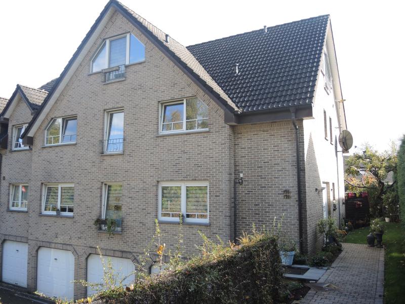 Sehr schönes und gepflegtes Appartement auf der ersten und zweiten Etage eines Mehrfamilienhauses.
Der Komplex entspricht der Form eines offenen 