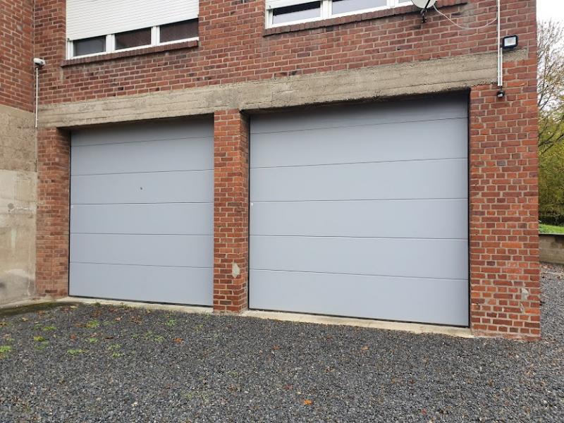 Garage très spacieux d'environ 96 m² (7,92 m x 12,14 m), idéal pour entreposer plusieures voitures, mobilhome, etc. ainsi que d'autres objets en toute sécurité.
Deux portes sectionnelles automatiques, raccordement électrique autonome, sol en beton, très propre et plat.