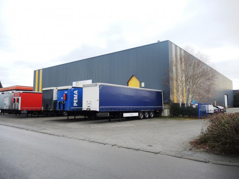 Environ 2400 m² (60*40m) avec 5 rampes de chargement ainsi qu'un accès latéral pour camions, le tout situé au coeur de l'Eurégio Meuse/Rhin. Le hall a des compteurs électriques séparés et dispose de bureaux, installations sanitaires et WC. Une installation de chauffage au mazout est également présente. Il est possible de diviser ce hall en deux parties séparées. Ce hall avec excellent accès peut être utilisé pour multiples objects.