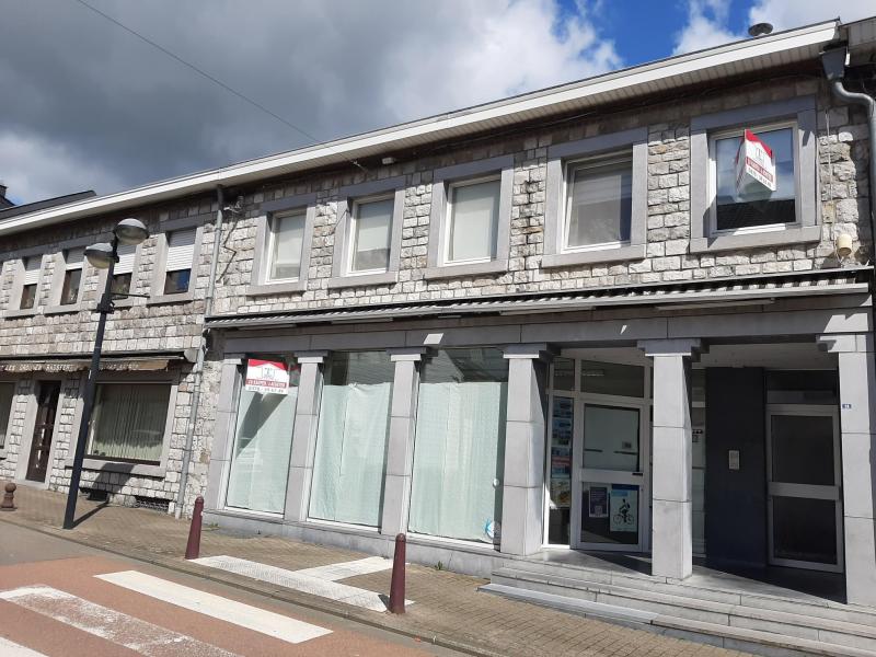 Cette propriété est un magasin traditionnel avec bureau, atelier et entrepôt au rez-de-chaussée, qui est vendu pour des raisons d'âge.
Au premier étage se trouve un appartement avec 2 chambres à coucher, un living, une cuisine, une salle de bain avec baignoire, douche, WC et lavabo, ainsi qu'un WC visiteurs. La cuisine donne accès à une grande terrasse sur le toit, d'où un escalier mène à la pelouse d'environ 135 m² située à l'arrière.
La surface de vente située au rez-de-chaussée est d'environ 85 m² et la surface utile située derrière est d'environ 136 m² et se compose d'un atelier, d'un entrepôt, d'un bureau et de toilettes.
Ces surfaces offrent donc un grand potentiel. 
Compteurs séparés pour l'électricité, l'eau et le gaz, raccordement au réseau d'égout public, cave, très bon certificat énergétique catégorie : C, deux entrées différentes.


