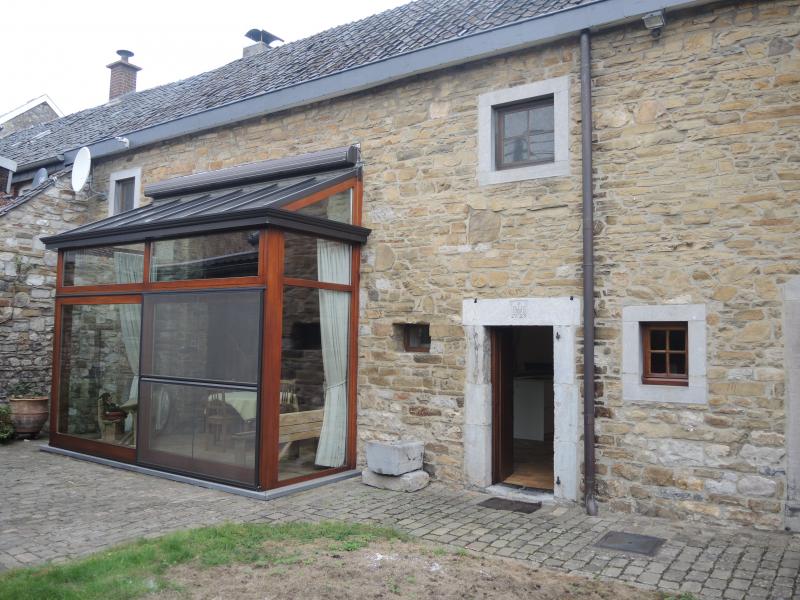 Unser kleines Bauernhaus in Lançaumont, das wir nur schwer verlassen konnten, ist zu vermieten. Großer gepflasterter Hof mit zwei Garagen, Rasen, Gemüsegarten und großen Bäumen auf der Rückseite des Gebäudes. Vor dem Haus befinden sich eine Terrasse mit Grill und ein wunderschöner kleiner Brunnen im Rasen. Das Innere des Hauses besteht aus einem großen Wohnzimmer, einer Holzkassette für das Ambiente, einer sehr schönen offenen Einbauküche, einem Abstellraum, zwei Kellern, Fußbodenheizung, einer Dusche und einem WC, einer Veranda zum Wohlfühlen. Vom Wohnzimmer aus führt eine Treppe zu einem wunderschönen Raum mit Fachwerkwänden, den Schlafzimmern und einem Badezimmer mit Badewanne. Es gibt zwei separate Eingänge in das Bauernhaus. Das ehemalige Wohnhaus besteht aus einem großen Raum, einem Wohnzimmer und einem Schlafzimmer mit Küchenzeile. Dies kann den zukünftigen Mietern ermöglichen, einen Elternteil aufzunehmen, während jeder seine Privatsphäre behält. Oder für eine Praxis (Logopäde, Psychologe, ...) oder für Homeoffice. 