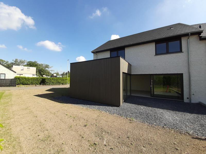 Dieses Einfamilienhaus bietet Ihnen viel Platz, Helligkeit und hohe Energieeffizienz. Eine Kombination, die es Ihnen ermöglicht, Ihr Leben zu genießen und vor allem schöne Momente mit Ihrer Familie, Ihren Angehörigen und Freunden zu verbringen.
Von der Eingangshalle mit Gäste-WC gelangt man in das lichtdurchflutete Wohn- und Esszimmer, das einerseits direkten Zugang zur Küche und andererseits zur Terrasse und zum Garten (Südwestausrichtung) bietet.
Das Erdgeschoss wird durch eine große Garage mit elektrisch betätigtem Sektionaltor und einem Waschraumbereich ergänzt. In der Garage befinden sich außerdem die Strom-, Gas- und Wasserzähler, die Pumpe für die Regenwassernutzung (10.000-Liter-Zisterne) sowie die Stadtgas-Zentralheizung. Darüber hinaus verfügt das Niedrigenergiehaus (PEB A) über eine zentrale Fußbodenheizung mit individueller Regelung für jeden Raum, wodurch zusätzlicher Komfort mit Energieeffizienz kombiniert wird. Erwähnenswert ist auch die doppelte Lüftungsanlage, die ebenfalls zur Lebensqualität beiträgt.
Eine schöne Holztreppe führt Sie in den ersten Stock mit einem Flur zum Schlafbereich und drei Schlafzimmern, von denen eines über einen großen Ankleideraum verfügt (Möglichkeit für ein viertes Schlafzimmer).
Ein weiteres Highlight ist das moderne Badezimmer mit ebenerdiger Dusche, WC und Doppelwaschbecken mit einem
hochmodernen Waschtisch.
Selbstverständlich bietet dieses Haus auch einen herrlichen Fernblick.
Ein großer Dachboden eignet sich ideal zur Aufbewahrung von Gegenständen, die man regelmäßig benutzt.
Wunderschöne Lage in einem ruhigen Viertel, in der Nähe aller Annehmlichkeiten und mit guter Anbindung an die Autobahn.
Zögern Sie nicht und besichtigen Sie dieses Haus, das einen hohen Lebensstandard bietet.
