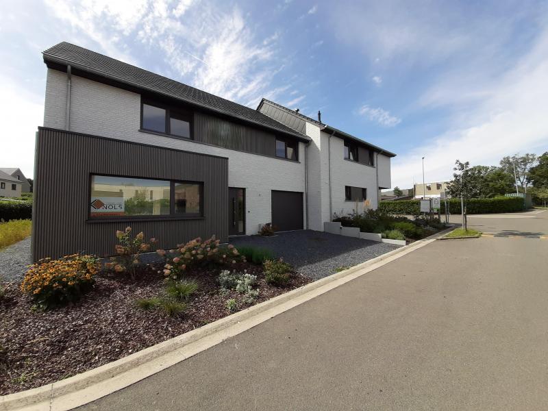 Cette maison unifamiliale vous offre de l’espace, de  luminosité et une grande efficience énergétique. Une combinaison qui permet d’avancer dans la vie et surtout de passer des bons moments en famille avec ses proches et amis.
Du hall d’entrée avec WC pour invités, on accède au living-salon, inondée de lumière et il dispose d’un accès direct d’une part à la cuisine et d’autre part à la terrasse et jardin (orientation sud-ouest).
Le rez est complété par un grand garage avec une porte sectionelle à ouverture électrique et une partie buanderie. Au garage se trouvent également les compteurs d’électricité, de gaz, de l’eau, la pompe pour récupération de l’eau de pluie (citerne de 10.000 litres) et le chauffage central à gaz de ville. Par ailleurs la maison de type basse énergie (PEB A) dispose d’un chauffage de sol central avec règlage individuel pour chaque pièce, ce qui permet à la fois de combiner du comfort supplémentaire avec de l’éfficience énergétique. A noter également la présence d’une VMC à double flux qui augmente également la qualité de vie.
Un bel escalier en bois vous mène au premier étage avec un hall de nuit, trois chambres dont une dispose d‘un grand dressing (possibilité d’une 4ième chambre) 
Un point fort supplémentaire est la salle de bain moderne avec douche italienne, WC et double lavabo avec un meuble ultra moderne.
Bien entendu, cette maison dispose également d’une splendide vue lointaine.
Un grand grenier est idéal pour stocker les ustensiles dont on se sert pas souvent.
Très belle situation dans un quartier calme, près de toutes les commodités et l’accès autoroutier.
N’hésitez pas et venez visiter cette maison offrant un haut standing de qualité de vie.
