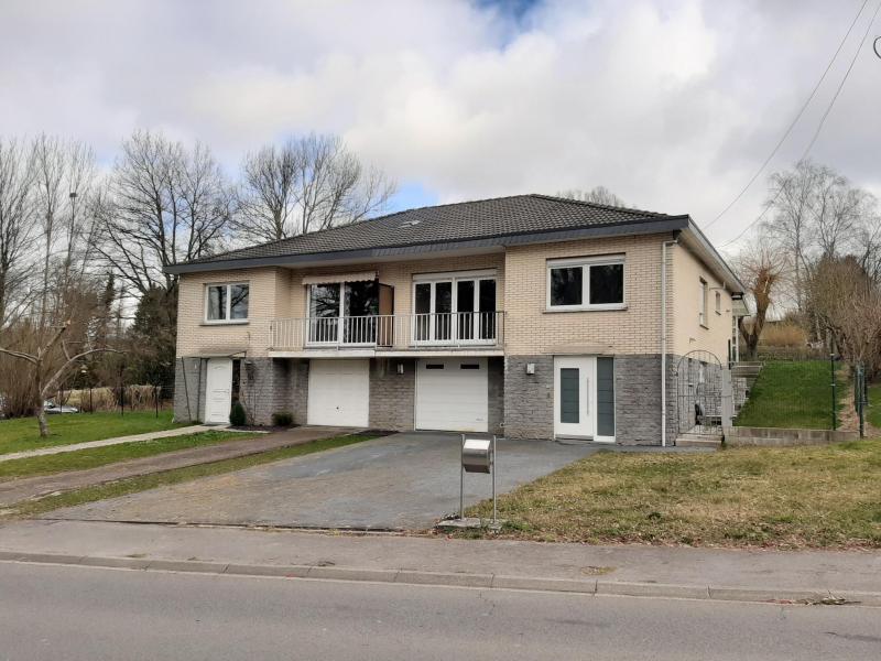 Maison à 3 façades dans un excellent emplacement à Hauset dans le style bel-étage. La propriété est située à proximité immédiate de la frontière.
L'entrée comprend des toilettes, un vestiaire, une chambre qui pourrait éventuellement servir de bureau, ainsi qu'un accès à un grand garage pouvant accueillir deux voitures et une cave attenante.
Un escalier en pierre carrelé mène à un petit plateau à l'étage supérieur, où l'on a accès à la salle de bains, à la cuisine meublée, au grand salon/salle à manger et à une chambre à coucher.
La deuxième chambre est accessible depuis le living.
Il faut également mentionner l'accès à la terrasse couverte et au jardin, qui se trouve derrière, depuis la cuisine et le salon. Le jardin est également accessible par le côté de la maison, depuis le parvis en briques.
Côté rue du living se trouve un balcon avec vue sur Hauset et sa forêt.
Volets, nouvelles fenêtres et porte d'entrée, chauffage électrique, poêle à pellets dans le salon, porte de garage sectionnelle automatique de marque Hörmann, compteur électrique à double tarif, branchements électriques et eau à l'extérieur. 

