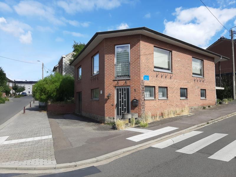 Einfamilienhaus an der Kreuzung Patronagestraße - Steinkaulstraße gelegen. Das Haus ist im Hochparterrestil gebaut, auf dem Erdgeschoss befindet sich eine grosse Garage, ein Eingangsbereich, ein Zimmer, die Heizung, ein Abstellraum, ein WC und die Waschküche mit Zugang zum Garten.
Auf der ersten Etage haben wir den Nachtflur, den grossen Living, die Einbauküche, die zum Balkon und Garten führt, 2 weitere Zimmer sowie ein Bad und ein weiterer Abstellraum.
Garten mit Südlage, neuwertige Heiztherme, sehr guter Energiepass der Klasse B.
Ein ausbaubarer Speicher für 2 Zimmer rundet das Raumangebot ab.