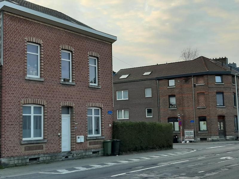 Un bien intéressant avec 2 unités d'habitation sur une parcelle d'environ 420 m² avec un beau jardin. 
L'appartement à l'étage est loué.
Ce bien se distingue par sa proximité avec le centre de Welkenraedt et son excellente desserte par les transports en commun, train et l'autoroute.
Les appartements disposent de compteurs individuels de gaz, électricité et eau. Les installations électriques sont conformes.
La maison et son jardin offrent de multiples opportunités pour une famille, corps de métier ou investisseurs.