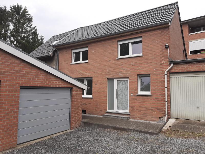 Cette maison nr. 90c est situé derrière les maisons 90a + 90b. Elle se répartit comme suit: cuisine équipée, living au rez-de-chaussée. Au 1iér étage se trouvent 2 chambres à coucher, la salle de bain avec lavabo, douche italiènne, WC et un grenier. Il y a une cave en dessous de la maison. La maison dispose d'un grand garage avec une porte de garage sectionnelle munie d'une commande à distance et une terrasse.
Une maison idéal pour 2 à 3 personnes.

