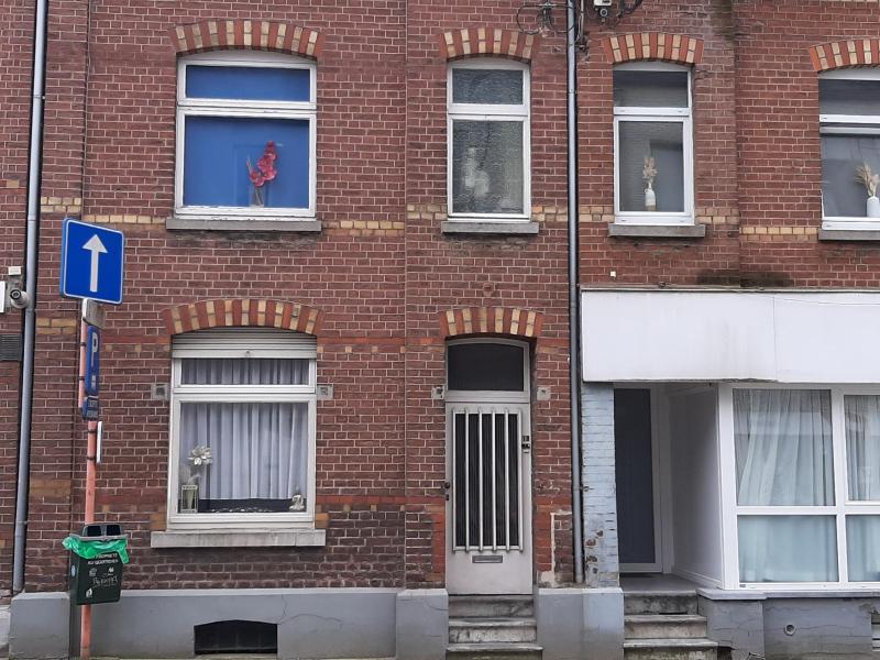 Renovierungsbedürftiges Reihenhaus, das sich über 2 Etagen Wohnfläche erstreckt.
Im Erdgeschoss befindet sich der Eingangsbereich, ein WC, die Küche, eine kleine Essküche, das Esszimmer, das Wohnzimmer.
Auf der ersten Etage haben den Nachtflur, das Bad mit Wanne und Duschvorhang, WC und Waschtisch, 2 Schlafzimmer.
Auf der zweiten Etage ist der Nachtflur mit Speicher.
Hinter der Immobilie befindet sich ein kleiner Innenhof sowie ein Geräteschuppen.
Holzfenster, Holzrolladen und individuelle Gaskonvektoren.
Die Immobilie ist sanierungsbedürftig.