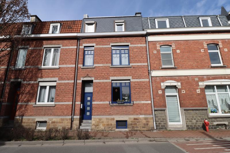 Dieses Reihenhaus befindet sich in der Rue Mermer 8 in Welkenraedt und somit in der Nähe aller Annehmlichkeiten. Der Bahnhof ist fußläufig erreichbar, sowie zahlreiche Geschäfte.
Der Wohnraum setzt sich wie folgt zusammen: 
Im Erdgeschoss befindet sich der Flur, das Wohn- und Esszimmer, die Küche, eine Waschküche und eine Gästetoilette. 2001 erfolgte ein Anbau, um den Wohn- und Essbereich zu vergrößern und somit mehr Platz für die Küche zu schaffen. Eine Besonderheit ist die eingebaute Glaskuppel im Dach des Anbaus, durch die viel Tageslicht in den Raum gelangt. 
Auf der ersten Etage befinden sich zwei geräumige Schlafzimmer, ein Badezimmer und eine separate Toilette. Das Badezimmer ist mit zwei Waschbecken, einer Dusche und einer Badewanne ausgestattet. 
Auf der zweiten Etage befinden sich zwei weitere Schlafzimmer und ein Durchgangszimmer, welches als Ankleidezimmer/Büro genutzt werden kann. 
Zu der Immobilie gehört außerdem ein ca. 40 m² großer Keller und eine Garage, die jedoch nicht an das Haus angrenzt.
Das Dach wurde 2021 erneuert und die Gasheizung 2008. Die Fensterrahmen (Doppelverglasung) und die Elektroinstallation wurde vor etwa 20 Jahren ausgetauscht. 
Sie können uns unter der 0477 / 32 09 64 erreichen oder direkt bei der Agentur.
