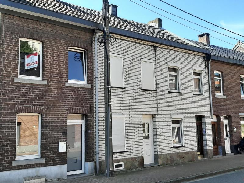 Teilweise renoviertes Reihenhaus mit 2 Schlafzimmern. Im Erdgeschoss befinden sich das Wohn- und Esszimmer sowie die Einbauküche mit Zugang zu einem nach Süden ausgerichteten Balkon.
Neben den Kellerräumen, in denen sich die Heizungsanlage befindet, liegt das Badezimmer mit Fenster. 
Vom Keller aus gelangt man in den Garten hinter dem Haus, in dessen hinterem Bereich sich ein Gartenhaus befindet.
Im Obergeschoss befinden sich zwei Schlafzimmer, die zum Dachboden führen, der ausbaufähig ist.
Ölheizung, PVC-Fenster, Doppelverglasung.