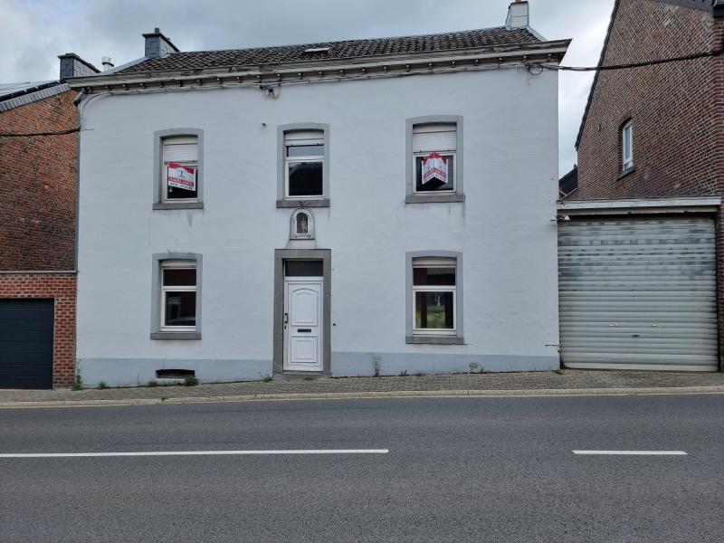 Cette maison mitoyenne est très bien située et s'étend sur 2 niveaux, cave et grenier. Il y a suffisamment d'espace avec 3 chambres à coucher, une terrasse et un abri pour voiture.
D'importants travaux de rénovation sont toutefois nécessaires pour devenir propriétaire d'une jolie maison mitoyenne située au centre.
Au rez-de-chaussée, le couloir mène au salon, à la cuisine et à la buanderie.
L'étage supérieur avec couloir de nuit accueille trois chambres à coucher et une salle de bain.
Au-dessus de l'étage, il y a encore un grenier pour ranger divers ustensiles, tout comme les caves.

Sur demande, il est possible d'acheter, en plus de la maison, un terrain à l'arrière avec 3 ateliers/garages et des places de stationnement en partie ouvertes et en partie fermées. Le tout peut être transformé en 10 grands garages, qui pourraient également accueillir des camping-cars.

On peut donc théoriquement choisir d'acheter le complexe entier ou seulement la maison sans l'aile des garages au prix annoncé, ce qui impliquerait évidemment un calcul de prix totalement différent.  