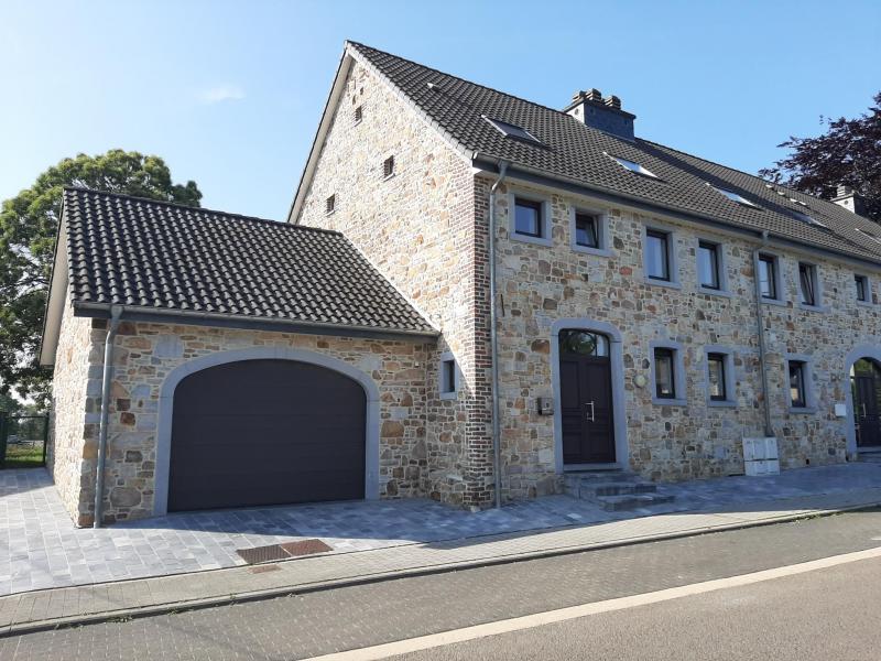 Ce logement moderne (surf. hab. +/-* 170 m²) se situe dans un bâtiment de ferme rénové avec 3 chambres à coucher, un salon et une cuisine très lumineux, une salle de bain de haut standing, un bureau, débarras ainsi qu'une toute grande pièce style mansarde.
Une superbe vue sur les environs ainsi que 2 terrasses, 2 garages et l'accès direct au jardin arrondit cet offre.
