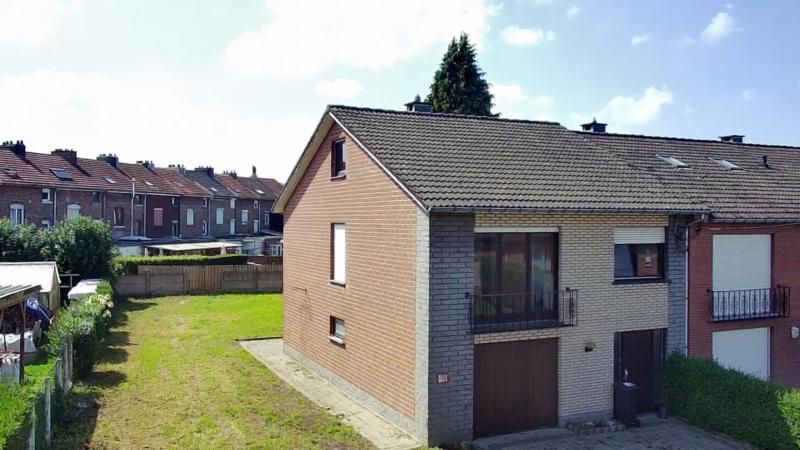 Sehr schönes Reiheneckhaushaus im Hochparterrestil. Auf dem Erdgeschoss befindet sich der großzügige Eingangsbereich sowie ein Gästezimmer, das auch als Büro oder Schlafzimmer genutzt werden kann. Neben dem Eingangsbereich befindet sich eine grosse Garage, sie ist über 6 m lang und bietet somit auch genügend Platz für größere Wagen. Eine Waschküche, die sich hinter der Garage befindet und einen direkten Zugang zur Terrasse und zum Garten mit Südwestorientung hat.
Auf der Etage bietet der Nachtflur Zugang zum Wohn- und Esszimmer, von dem man in die Einbauküche gelangt. Hinter diesem Zimmer befindet sich ein Schlafzimmer, das ebenfalls als Büro genutzt werden könnte. Der Nachtflur bietet ebenfalls Zugang zu einem weiteren Schlafzimmer sowie einem Bad mit WC, Wanne und Waschtisch. 
Der Speicher ist ausbaubar und würde noch die Möglichkeit bieten, zwei weitere Zimmer einzurichten.
Gaszentralheizung mit Niedrigenergiekessel.
Gegensprechanlage und schöner Fernblick. Es wurden neue Türen, neue Heizung eingebaut, neuer Anstrich.
Es besteht die Möglichkeit eines seitlichen Anbaus noch vorheriger Genehmigung natürlich.