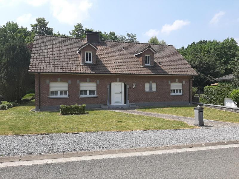 Cette maison séduit non seulement par sa situation unique orientée vers le sud, mais aussi par l'impression de soin qu'elle donne à l'intérieur comme à l'extérieur. Bien que construite en 1985, cette maison est prête à être habitée. Le futur habitant peut y installer ses meubles, peut-être encore les garnir de papier peint selon ses souhaits, puis s'y installer directement. La propriété a été conçue de telle sorte qu'elle s'étend en fait sur deux niveaux plus la cave, mais toutes les pièces utilisées au quotidien se trouvent au rez-de-chaussée. On y trouve le hall d'entrée avec les toilettes pour invités, le living, la cuisine meublée avec un débarras et une buanderie attenants, la salle de bains avec WC, douche, lavabo, bidet et fenêtre ainsi que deux chambres à coucher recouvertes d'un parquet noble.
Un bel escalier en bois mène à l'étage supérieur avec un couloir de nuit, une grande chambre de bureau également en parquet. En outre, il y a encore une pièce qui sert de grenier. 
La maison a un sous-sol complet et un grand garage avec porte sectionnelle électrique qui offre suffisamment de place pour deux voitures.
Chauffage central au mazout, système d'alarme, volets, abri de jardin.
Terrasse et jardin orientés sud-ouest, superficie de la parcelle environ 1150 m².
