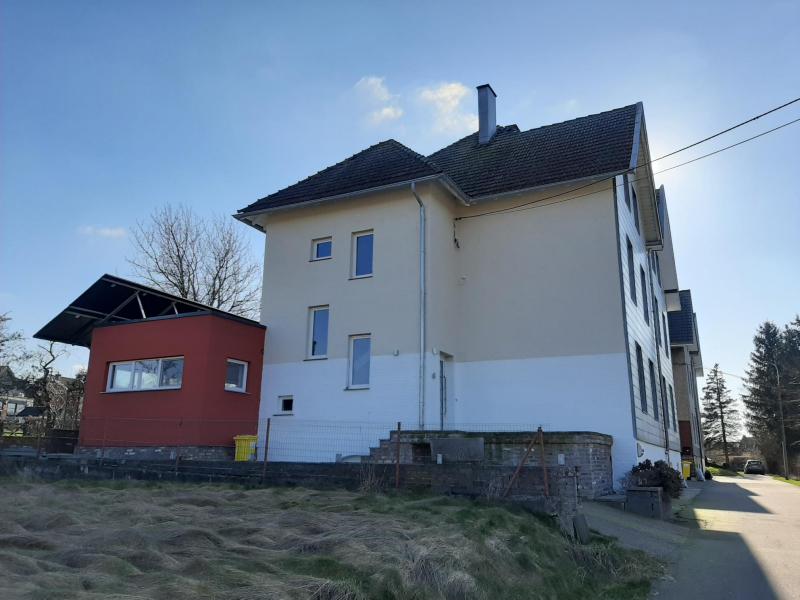 Cette spacieuse maison à trois façades, de construction très solide, offre de nombreuses possibilités d'utilisation optimale.
La maison vous offre une extension avec cuisine intégrée, un chauffage au sol au rez-de-chaussée, une salle de bain moderne, une installation photovoltaïque, un carrelage moderne au rez-de-chaussée, de beaux sols stratifiés dans les autres pièces ainsi que de nombreux travaux de peinture.
Un poêle à pellets arrondit le confort dans le living.
La répartition des pièces est très vaste, en commençant par le rez-de-chaussée, où se trouve l'entrée avec les toilettes pour invités, l'accès au grand salon et à la salle à manger avec une cuisine équipée moderne ouverte adjacente. De là, on a un accès direct à la grande terrasse et au jardin orienté plein sud qui se trouve derrière.
On accède au premier étage par un escalier en bois très large et restauré avec goût et on y trouve à nouveau un espace généreux.
Depuis le couloir de nuit, on accède à la chambre à coucher des parents, plus grande que la moyenne (+/- 27 m²), avec un dressing attenant qui pourrait également servir de chambre d'enfant. A côté, une salle de bains tout aussi spacieuse d'environ 14 m² répond à tous les souhaits. En effet, tout y est moderne, une grande baignoire, une douche italienne, un double lavabo avec une robinetterie moderne et un WC design.
Au deuxième étage se trouve également un couloir de nuit qui donne accès à 2 autres chambres de +/-22 m² chacune. En outre, on accède à un grenier dans la pointe supérieure du toit, qui pourrait convenir comme bureau. De plus, il y a encore un coin pour ranger divers ustensiles, comme des valises, etc.
La maison dispose d'un sous-sol complet, dont il faut souligner qu'il est entièrement carrelé. On y trouve également une pièce qui peut être utilisée comme buanderie avec ses divers raccordements, la chaudière à gaz de la marque Vaillant y trouve sa place tout comme l'onduleur de l'installation photovoltaïque. La cave a également un accès direct au jardin.
Cette maison offre un confort spacieux, calme et lumineux et est idéale pour un jeune couple avec 2 enfants.
Enfin, les pièces de la maison disposent d'une grande hauteur sous plafond, ce qui contribue à créer une ambiance agréable. Compteur bi-horaire pour électricité, valeur énergétique avantageuse de classe D.

