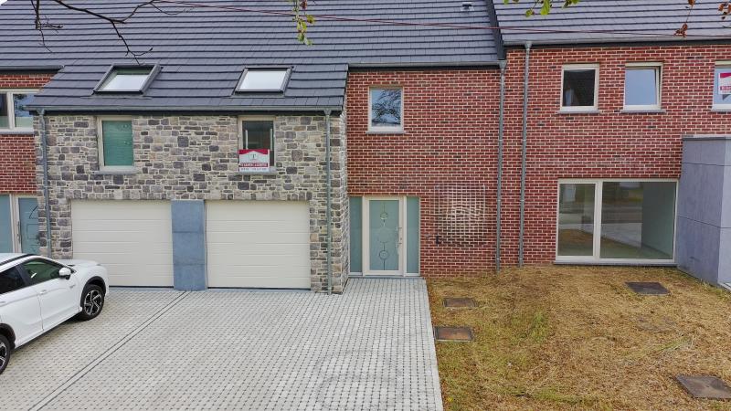Wunderschönes neues Reihenmittelhaus im Bau nach modernsten Standards.
Das Objekt ist sehr solide und mit hochwertigen Materialien gebaut.
Es handelt sich um einen Neubau auf einem cirka 242 m² grossen Baugrundstück und ausgestattet mit allen modernen technischen Anforderungen.
Alle Böden sind komplett gefliest, das Haus hat ebenfalls eine Terrasse sowie einen mit Bodenklinkern ausgelegten Weg zum Eingang und zur Garage.
Alle Wände sind weiss gepliestert.
Kommen wir nun zur Raumaufteilung, auf dem Erdgeschoss befindet sich die Eingangsdiele mit Gäste-WC und dem Zugang zum wunderbar lichtdurchflutenten Wohn-, Esszimmer mit offener Küche, die einen sehr schönen Blick und Zugang auf die Terrasse bietet und mit einem direkt daneben liegenden Hauswirtschafts- bzw. Abstellraum.                                         Der große Living  hat ebenfalls einen Zugang zur Terrasse.
Eine Treppe führt Sie vom Eingangsbereich auf die erste Etage mit Nachtflur und drei geräumigen Schlafzimmern wovon ein Zimmer noch über einen Ankleideraum verfügt, die wie schon erwähnt, mit Bodenfliesen, ausgelegt sind. Ein weiteres Highlight ist das moderne Bad mit bodenebener Dusche, WC und Doppelwaschtisch.

Sehr schöne Lage am Stadtrand von Hergenrath und in unmittelbarer Grenznähe zu Deutschland.
Wohnfläche (mit Garage) cirka. 154 m², fantastischer Weitblick, Garage, Gaszentralheizung.
Nicht inbegriffen sind Anschlusskosten, MwSt.,Notar- und Aktkosten.  