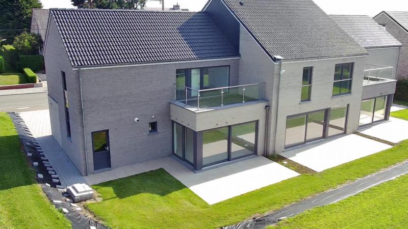 Wunderschönes neues Reihenhaus nach modernsten Standards gebaut.
Es handelt sich um einen Neubau auf einem cirka 400 m² grossen Baugrundstück und ausgestattet mit allen modernen technischen Anforderungen, wie zum Beispiel mechanische Lüftung, Regenwasserzisterne von 10 000 Liter, Gaskondensatortherme, Isolation, usw.
Alle Böden sind komplett gefliest, das Haus hat ebenfalls eine geflieste Terrasse sowie einen mit Bodenklinkern ausgelegten Weg zum Eingang und zur Garage.
Alle Wände sind weiss gestrichen.
Kommen wir nun zur Raumaufteilung, auf dem Erdgeschoss befindet die Eingangdiele mit Gäste-WC und dem Zugang zum wunderbar lichtdurchflutenten Wohn-, Esszimmer mit offener Küche, die einen sehr schönen Blick auf die Terrasse bietet durch die Tatsache, daß zwei Seiten, die die hintere Ecke des Hauses bilden, mit bodenebenen Fenstern ausgestattet sind und Sie so die Mittags- und Abendsonne geniessen können. Der Rest dieses sehr grossen Zimmers (etwa 50 m²) erstreckt sich über die gesamte Länge des Hauses, sodaß 