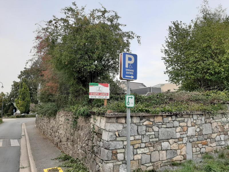 Beau terrain à bâtir bien agencé d'environ 600 m², situé en plein cœur du village.
À proximité de l'école et des liaisons de bus vers Kettenis, Eupen et Vaals.
Situé entre Kelmis et Eupen, il permet de rejoindre l'autoroute E40 en 10 minutes en voiture, soit par Eynatten, soit par Eupen.
Exposition plein sud.