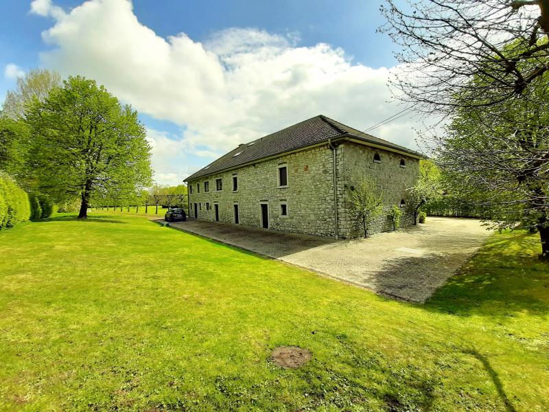 Liebevoll restauriertes und sehr geräumiges Bauernhaus in der grenznahen Gemeinde Raeren. Dieses Kleinod ist sehr diskret gelegen und von hohen Hecken und Sträuchern umgeben. Durch das ferngesteuerte Eingangstor gelangt man in den Innenhof und zum Vordereingang unserer Immobilie. Der Eingangsbereich hat zur Linken ein Büro mit eigener Dusche und Bodenheizung, zur Rechten ein Gäste-WC, eine Garderobe, einen Abstellraum und endet mit dem Zugang zu einem weiteren Büroraum, der einen separaten Ausgang zur Rückfassade des Hauses hat. Des Weiteren kommt man von diesem Büro zu allen Nutzflächen, wie ehemalige Stallungen, Heizungsraum, Hobbyraum und eine sehr grosse Garage. Über dem Ganzen erstreckt sich der Heustall.
Kehren wir wieder zurück zum Eingangsbereich, dort führt uns eine schöne Holztreppe zu einem sehr luxuriösen Nachtflur und den aktuell bewohnten Räumen, ein grosser Living, eine Wohnküche, 3 Schlafzimmer, ein sehr edles Bad. Eine weitere Treppe bringt uns schließlich zur zweiten Etage mit einem weiteren Schlfzimmer, einer Waschküche und einen sehr großen und praktischem Multifunktionszimmer mit zahlreichen Möglichkeiten, z.B. als Jugendzimmer, Hobbyraum, Büro, usw.
Das Haus wurde nicht nur außen saniert (neues Dach, neue Dachrinne, Anbau in 1980) sondern es wurde auch im Inneren Wert auf Nachhaltigkeit gelegt, so wurden zum Beispiel überall Betondecken eingezogen. Dies hat den Vorteil, daß die Erweiterungsmöglichkeiten schier unendlich sind, sowohl im Erdgeschoss als auch auf der ersten und zweiten Ebene. Weitere Renovierungen bzw. Umbauten sind immer wieder gemacht worden (1996 Ausbau eins Speicheranteils, 2005 Bad, 2007 Dach)
Ölzentralheizung, unterirdischer Tank regelkonform, Regenwasserzisterne, Rollläden, Alarmanlage.
