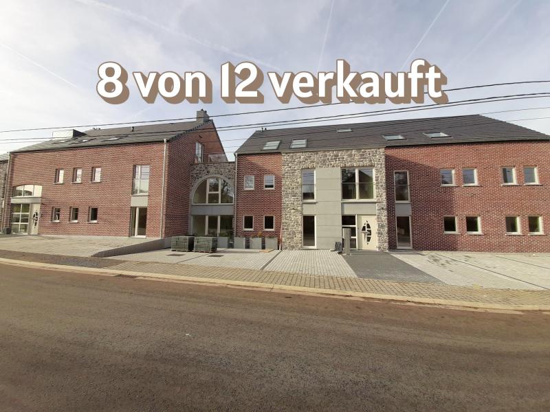 Dieses Projekt entsteht an der Stelle eines traditionsreichen Bauernhofes und umfasst 2 Residenzen mit insgesamt 12 Appartements und 5 Reihenhäusern (Doppel- und Dreierblock).
Die Appartements in den Residenzen erstrecken sich auf 3 Ebenen und verfügen über u.a. Aufzüge, unterirdische Parkplätze, einen Balkon und eine unschlagbare Weitsicht.
Die Reihenhäuser befinden sich in der Seitenstrasse der Aachener Strasse genannt 