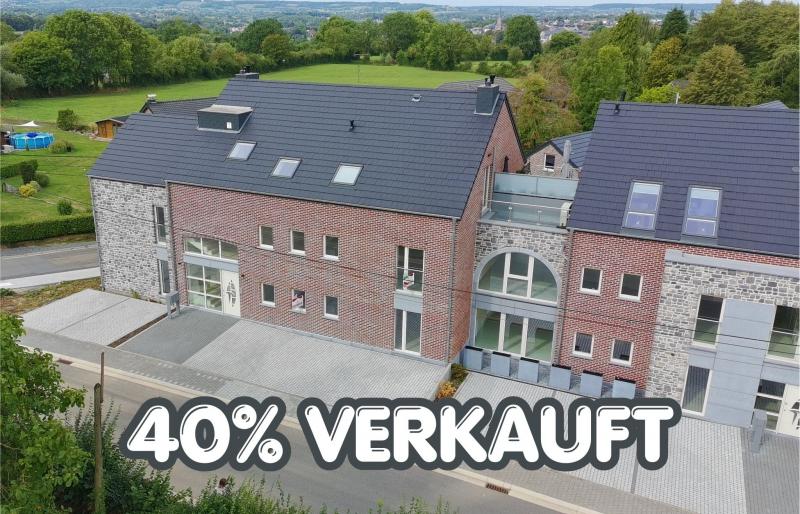 Dieses Projekt entsteht an der Stelle eines traditionsreichen Bauernhofes und umfasst 2 Residenzen mit insgesamt 12 Appartements und 5 Reihenhäusern (Doppel- und Dreierblock).
Die Appartements in den Residenzen erstrecken sich auf 3 Ebenen und verfügen über u.a. Aufzüge, unterirdische Parkplätze, einen Balkon und eine unschlagbare Weitsicht.
Die Reihenhäuser befinden sich in der Seitenstrasse der Aachener Strasse genannt 