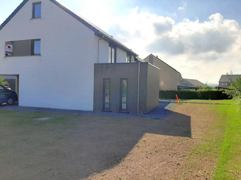 Dieses Einfamilienhaus, das mit dem Haus „Val du Ru 4“ eine Doppelhaushälfte bildet, bietet Ihnen praktisch dieselben Vorteile wie sein benachbartes Schwesterhaus. Viel Platz, Helligkeit und hohe Energieeffizienz, um schöne Momente mit der Familie, den Liebsten und Freunden zu genießen.
Von der Eingangshalle mit Gäste-WC gelangt man in das lichtdurchflutete Wohn- und Esszimmer, das einerseits direkten Zugang zur Küche und andererseits zur Terrasse und zum Garten (Südwestausrichtung) bietet.
Das Erdgeschoss wird durch eine große Garage mit elektrisch betätigtem Sektionaltor und einem Waschraumbereich ergänzt. In der Garage befinden sich außerdem die Strom-, Gas- und Wasserzähler, die Pumpe für die Regenwassernutzung (10.000-Liter-Zisterne) sowie die Stadtgas-Zentralheizung. Darüber hinaus verfügt das Niedrigenergiehaus (PEB A) über eine zentrale Fußbodenheizung mit individueller Regelung für jeden Raum, wodurch zusätzlicher Komfort mit Energieeffizienz kombiniert wird. Erwähnenswert ist auch die doppelte Lüftungsanlage, die ebenfalls zur Lebensqualität beiträgt.
Eine schöne Holztreppe führt Sie in den ersten Stock mit einem Flur zum Schlafbereich, vier Schlafzimmern sowie einer schönen Terrasse auf dem Anbau des Wohnzimmers, die vom Schlafzimmer aus zugänglich ist. Genau wie bei seinem Nachbarn ist ein weiteres Highlight das moderne Badezimmer mit ebenerdiger Dusche, WC und sowie ein Doppelwaschbecken mit einem hochmodernen Waschtisch.
Selbstverständlich bietet dieses Haus auch einen herrlichen Fernblick.
Ein großer Dachboden eignet sich ideal zur Aufbewahrung von Gegenständen, die man nicht oft benutzt.
Sehr schöne Lage in einer ruhigen Gegend, in der Nähe aller Annehmlichkeiten und mit guter Anbindung an die Autobahn.
Zögern Sie nicht und besichtigen Sie dieses Haus, das einen hohen Lebensstandard bietet.