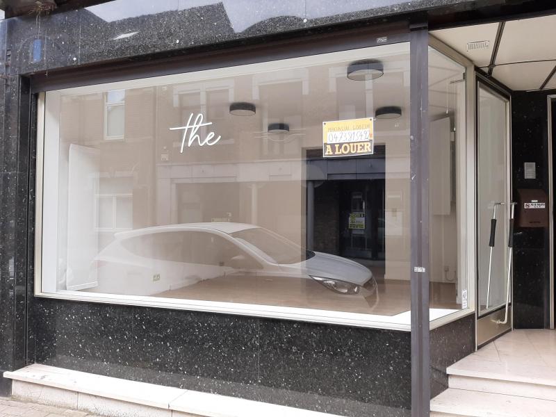 Gewerbefläche, die auch als Büro genutzt werden könnte, mit großem Schaufenster an der Straße.
Die Fläche besteht aus zwei hintereinander liegenden Räumen mit einer Gesamtfläche von 37 m².
Im zweiten Raum befindet sich außerdem eine separate Toilette.
Getrennte Wasser- und Stromzähler für die Gewerbefläche und die angrenzende Wohnung, die jedoch nicht vermietet wird.
Nebenkosten: 50 € / M
Kaution: 3 Monatsmieten